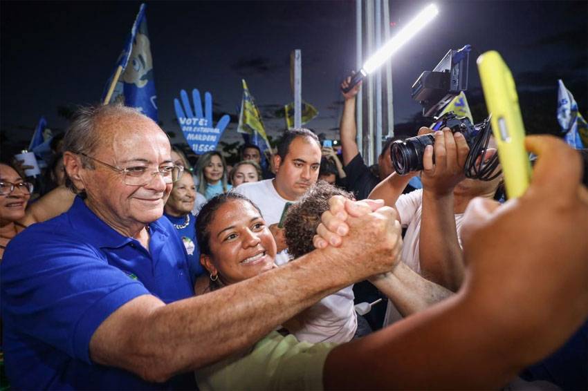 Sílvio, Iracema e Joel levam às ruas uma multidão durante encontro ‘Onda Azul’ em Piripiri